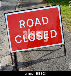 Straßensperrung Zeichen beim Oberflächenersatz Werke Brentwood Essex England Großbritannien Stockfoto