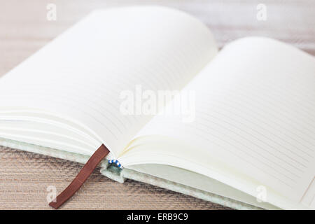 Offene leere Notebook auf Tisch, Fotoarchiv Stockfoto