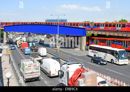 Verkehr queuing den Limehouse Link Road Tunnel mit DLR-Zug auf der Brücke Pappel East London England UK eingeben Stockfoto
