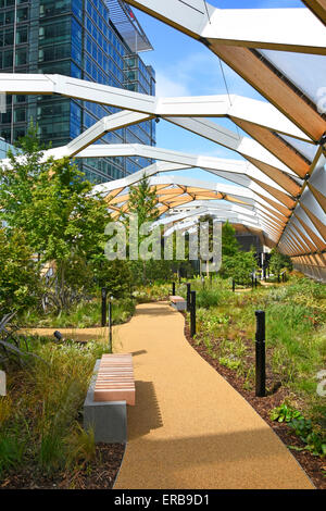 Pflanzen wachsen im Dachgarten von Crossrail Place über dem Bahnhof von Crossrail ETFE Dachplatten und Glulam Fichenholzbalken Canary Wharf East London UK Stockfoto