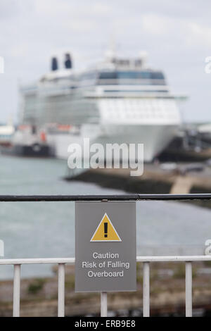 Vorsicht Gefahr eines Absturzes über Bord anmelden die rote Trichter Ferry mit Southampton Docks im Hintergrund Stockfoto