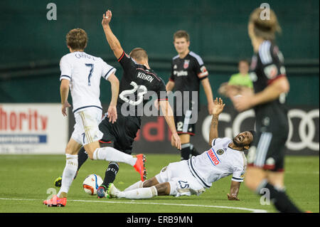 Washington, DC, USA. 30. Mai 2015. Philadelphia Union D Sheanon Williams (25) fällt während des MLS-Spiels zwischen dem Philadelphia Union und DC United RFK Stadium am 30. Mai 2015 in Washington, DC. Jacob Kupferman/CSM/Alamy Live-Nachrichten Stockfoto