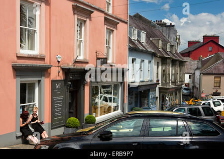 Wales, Carmarthenshire, Llandeilo, King Street, unabhängige Fachgeschäfte in alten Marktplatz Stockfoto