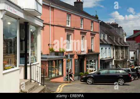 Wales, Carmarthenshire, Llandeilo, King Street, unabhängige Fachgeschäfte in alten Marktplatz Stockfoto