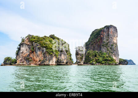 Schöne Landschaft Meer und Himmel im Sommer am Khao Tapu oder James Bond Island in Ao Phang Nga Bay National Park, Thailand Stockfoto