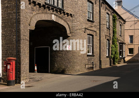 Wales, Carmarthenshire, Llangadog, Church Street, Torbogen, Hof des ehemaligen Red Lion Inn Stockfoto