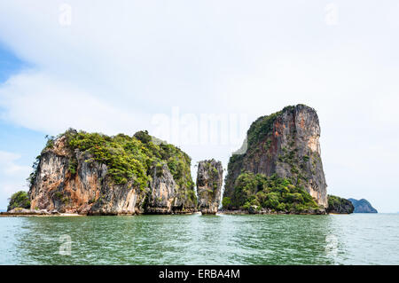 Schöne Landschaft Meer und Himmel im Sommer am Khao Tapu oder James Bond Island in Ao Phang Nga Bay National Park, Thailand Stockfoto