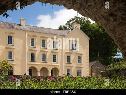 Wales, Carmarthenshire, Llangathen, Aberglasney Haus aus dem Klostergarten Stockfoto