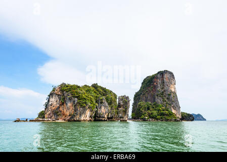 Schöne Landschaft Meer und Himmel im Sommer am Khao Tapu oder James Bond Island in Ao Phang Nga Bay National Park, Thailand Stockfoto