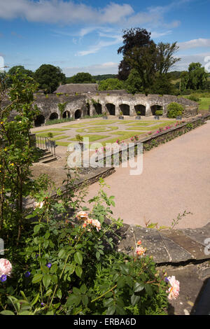 Wales, Carmarthenshire, Llangathen, Aberglasney Gärten, Kloster Garten von der Terrasse der Voliere Stockfoto