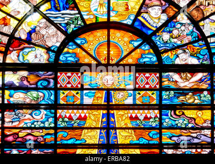 Glasmalerei in der berühmten Muttergottes von Penafrancia auf den Philippinen Stockfoto