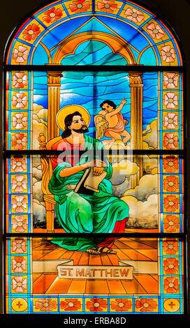 St. Matthäus ist in einer Glasmalerei in der berühmten Muttergottes von Penafrancia auf den Philippinen dargestellt. Stockfoto