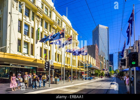 Shopper in der Bourke Street Shopping-Fußgängerzone, australische Flaggen, City Centre, Melbourne Australien Stockfoto
