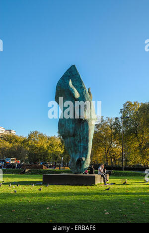 Statue von einem Pferdekopf von Nic Fiddian-Green im Hyde Park, London mit Menschen entspannen. Stockfoto