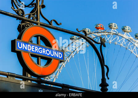 Das London Eye Riesenrad auf Hintergrund der unterirdischen Zeichen am Ufer der Themse in London, England, UK Stockfoto