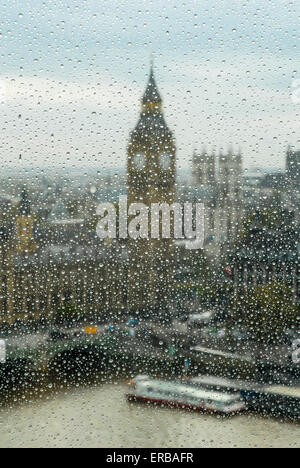 Blick zum Big Ben, Westminster Bridge und das Parlament durch das nasse Fenster Stockfoto
