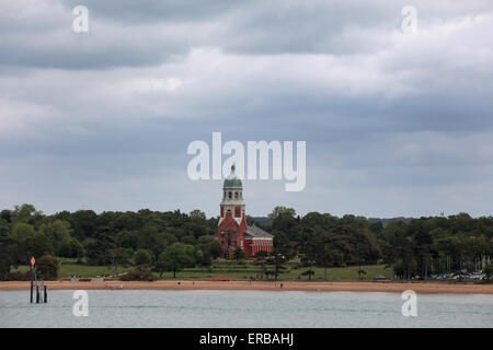 Turm des ehemaligen Krankenhauses am Royal Victoria Country Park in Hampshire Pathologie mit Southampton Wasser im Vordergrund Stockfoto