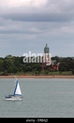 Turm des ehemaligen Krankenhauses am Royal Victoria Country Park in Hampshire Pathologie mit Southampton Wasser im Vordergrund Stockfoto