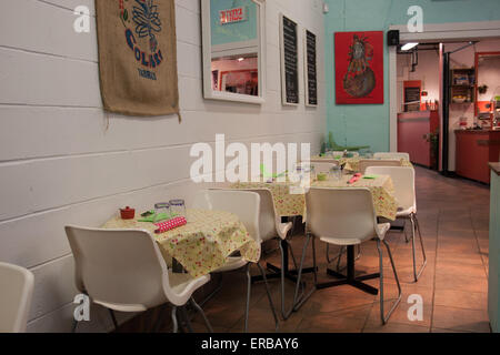 Restaurantbereich für Frühstück oder Mittagessen-Menü befindet sich auf einem Marktplatz. Stockfoto