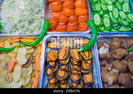 Verschiedene Arten von Salat in einem Snack-Food-Restaurant zu sehen Stockfoto