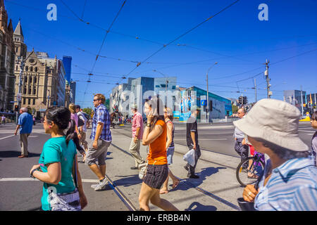 Fußgänger überqueren beschäftigt Flinders Street kreuzen, Melbourne Australien Stockfoto