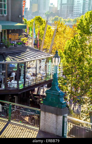 Traditionelle alte Straßenlaterne blickte Southgate Restaurant in Melbourne Stadtzentrum Australien Stockfoto