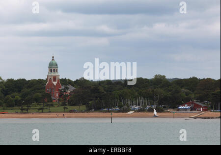 Turm des ehemaligen Krankenhauses am Royal Victoria Country Park in Hampshire Pathologie mit Southampton Wasser im Vordergrund Stockfoto