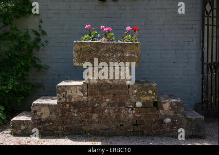 Ein Befestigungsblock umgewandelt zu einem Standplatz für Blumen Stockfoto
