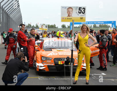 Klettwitz, Deutschland. 31. Mai 2015. Das Raceing Auto-Fahrer Jamie Green von Großbritannien (Audi Sport Team Rosberg) steht auf der Pole-Position vor Beginn des vierten Rennens während der DTM - Deutsche Tourenwagen Masters (Deutsche Tourenwagen Masters) Rennen auf dem Lausitzring in Klettwitz, Deutschland, 31. Mai 2015. Foto: Bernd Settnik/Dpa/Alamy Live News Stockfoto