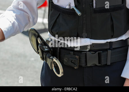 Nahaufnahme eines Satzes von Handschellen in einem Lederholster am Gürtel ein britischer Polizist Stockfoto