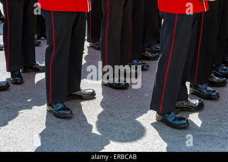 Britische Soldaten rote zeremonielle Uniformen aufgereiht mit polierten Stiefel Stockfoto