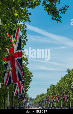 Union Jack-Flaggen Linie The Mall zum Buckingham Palace in London an einem sonnigen Tag Stockfoto