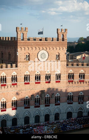 Palazzo Publico in Piazza del Campo mit Viertel warten auf den Beginn der Il Palio di Siena, Toskana, Italien Stockfoto