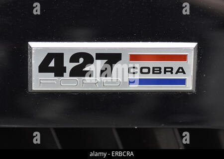 Bellmore, New York, USA. 29. Mai 2015. Ein original schwarz 1965 Shelby Cobra 427 Roadster Rennwagen mit Closeup rechteckigen Wappen gezeigt, wird der Freitag Nacht Auto Show statt in Bellmore Long Island Railroad Station Parkplatz angezeigt. Hunderte von klassischen, antiken und kundenspezifische Autos sind in der Regel auf Blick auf das kostenlose wöchentliche Show, von der Handelskammer von Bellmores, von Mai bis Anfang Oktober gesponsert. © Ann Parry/ZUMA Draht/Alamy Live-Nachrichten Stockfoto