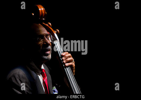 Turin, Italien, 31. Mai 2015. Amerikanischen Jazz spielt Doppel-Bassisten Ron Carter mit seinem Trio am Torino Jazz Festival. Stockfoto