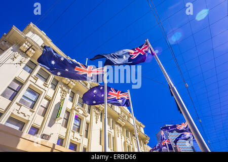 Nach oben in Richtung strahlend blauen Himmel, australische Fahnen Welle in der Brise im Bourke Street, Melbourne, Australien Stockfoto