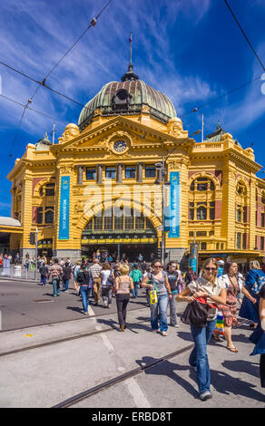 Geschäftigen Menge Fußgänger überqueren Finder Straße aus ikonischen Melbourne Bahnhof Flinders St Station Australien Stockfoto