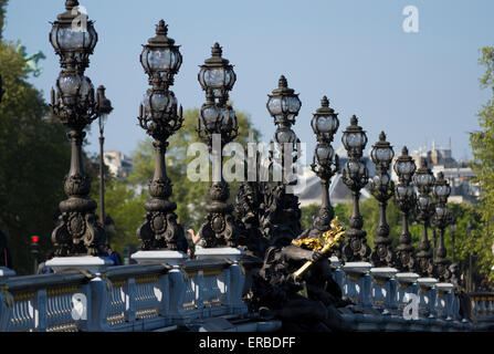 Lampen auf der Pont Alexandre III (Alexandre III Brücke) auf dem Fluss Seine, Paris, Frankreich Stockfoto