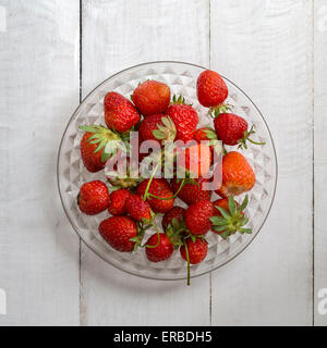 Organischen Reife saftige Erdbeeren auf Holztisch von oben Stockfoto