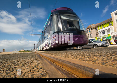 Blackpool, UK. 31. Mai 2015. UK-Wetter: Ein luftig, aber sonnigen Tag in Blackpool, Lancashire. Das Resort hofft für einen sonnigen und heißen Sommer, die Anzahl der Besucher der Stadt am Meer zu steigern.  Bildnachweis: Gary Telford/Alamy live-Nachrichten Stockfoto