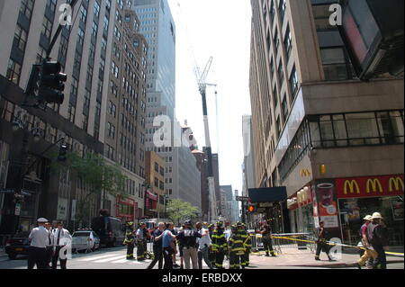 New York, USA. 31. Mai 2015. Retter versammeln sich auf dem Gelände von einem Kran Unfall in New York, Vereinigte Staaten, 31. Mai 2015. Mindestens zehn Menschen wurden am Sonntag mit einem mechanischen Kran bei einem Unfall auf einer Baustelle in New York Midtown verletzt, sagte Beamten der Stadt. Bildnachweis: David Torres/Xinhua/Alamy Live-Nachrichten Stockfoto