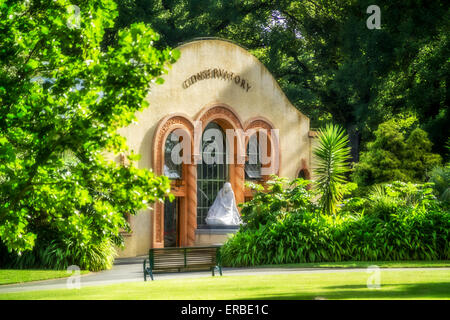 Statue von Meditation, eine Marmorstatue gelegen vor dem viktorianischen Wintergarten Gewächshaus in Fitzroy Gardens Melbourne Stockfoto