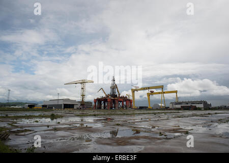 Das ikonische gelben Harland und Wolff Krane, Belfast, Nordirland - verwendet wird, um eine Ölbohrinsel zu reparieren Stockfoto