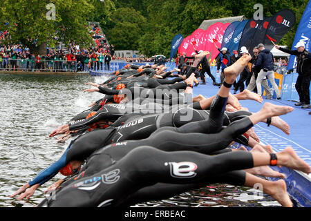 London, UK. 31. Mai 2015. Die Männer ins Wasser während Vitality World Triathlon London-Elite Men am Hyde Park in London-Elite Frauen Vitalität Welt Triathlon am Hyde Park Credit: Dan Cooke/Alamy Live News Stockfoto