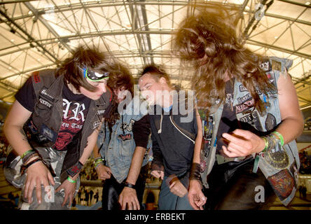 Gelsenkirchen, Deutschland. 31. Mai 2015. Heavy-Metal-Fans führen eine Head-banging-Session während das Musikfestival "Rock Im Revier" in Gelsenkirchen, Deutschland, 31. Mai 2015. Foto: Friso Gentsch/Dpa/Alamy Live News Stockfoto