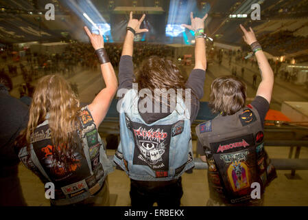 Gelsenkirchen, Deutschland. 31. Mai 2015. Heavy-Metal-Fans führen eine Head-banging-Session während das Musikfestival "Rock Im Revier" in Gelsenkirchen, Deutschland, 31. Mai 2015. Foto: Friso Gentsch/Dpa/Alamy Live News Stockfoto