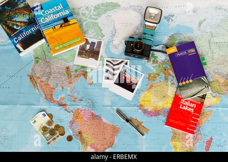 Reiseplanung. Karte der Welt, Reiseführer, Währung, Fotografien. Stockfoto