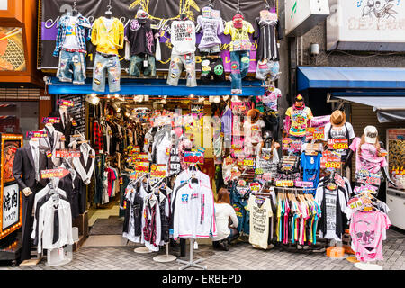 Vor der kleinen Teenagermode-Boutique in Dotonbori in Osaka werden auf der Straße T-Shirts, Tops, Jacken und Hemden ausgestellt. Stockfoto