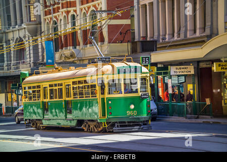 Historische Reihe 35 grün und Creme Melbourne Straßenbahn entlang Flinders Street, Melbourne, Australien Stockfoto