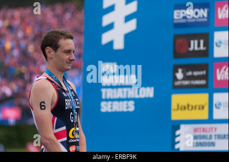 Hyde Park, London, UK. 31. Mai 2015. Teil der ITU World Triathlon Series Rennen der Elite Männer umfasst 750m Schwimmen in der Serpentine, 20km von der Bike-Kurs über 4 Runden und 5km laufen über 2 Runden am selben Ort wie die Olympischen Spiele 2012 in London-Triathlon-Event. Alistair Brownlee (GBR) gewinnt in 50:39:12. Bildnachweis: Malcolm Park Leitartikel/Alamy Live-Nachrichten Stockfoto